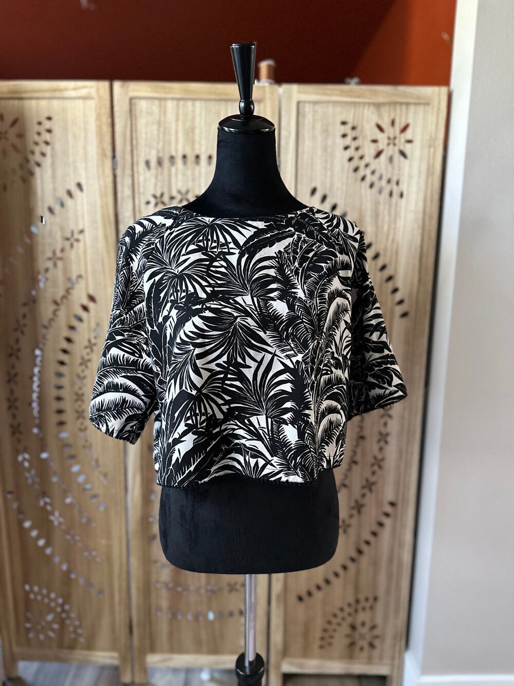 TOPSHOP Cropped Palm Print Top in Black/White Size M